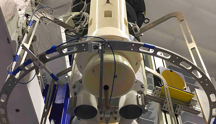 Triangulatiuon measurements of simulated vapor cloud explosions on the clustered rocket nozzle